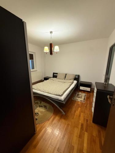 una camera da letto con un letto al centro della stanza di Apartament Centru Pitesti a Piteşti
