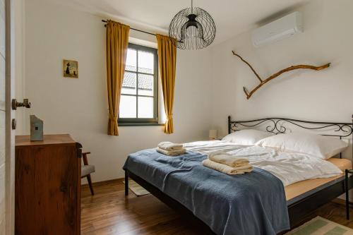 Ένα ή περισσότερα κρεβάτια σε δωμάτιο στο Vadgesztenyés Vendégház