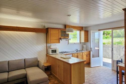 Кухня или мини-кухня в Tipoz'immo-Brise Marine 2-sea view-spot surf-cosy
