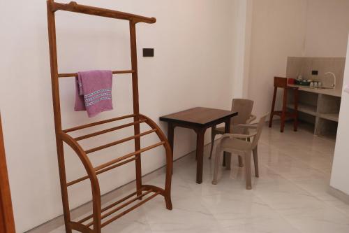 a room with a table and a towel rack at Pabalu House in Ahangama