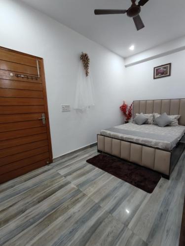 Ένα ή περισσότερα κρεβάτια σε δωμάτιο στο Srivastav Homestay