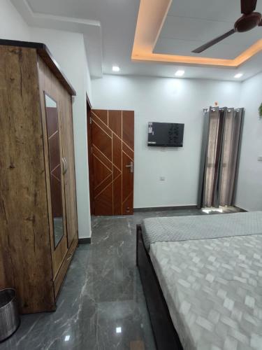 a room with a bed and a closet and a door at Srivastav Homestay in Noida
