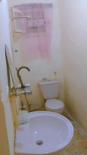 Ένα μπάνιο στο غرفة هادئة للإيجار باليوم