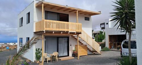 a house with a balcony on the side of it at Palacio Eco in Tinajo