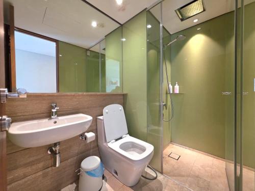クアラルンプールにあるSky Suites KLCC By Tomのトイレ、洗面台、シャワー付きのバスルーム