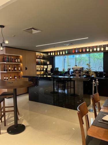 Nápoje v ubytování ArqSuites Nações Unidas TransExpo - Novo quarto privado dentro do Hotel