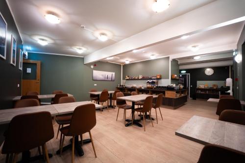 una sala de espera con mesas, sillas y un mostrador en Vík Inn, en Vík