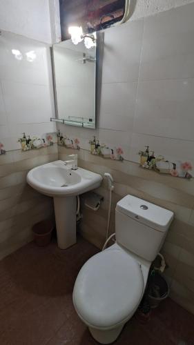 a bathroom with a toilet and a sink at Rekawa Edge Homestay in Netolpitiya