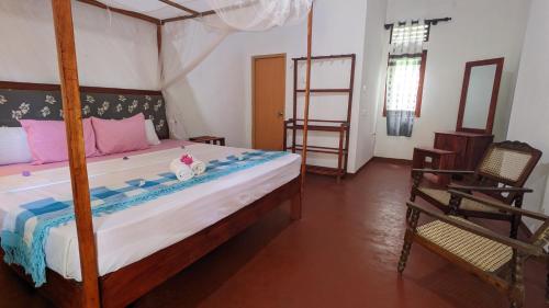 - une chambre avec un lit, une échelle et une chaise dans l'établissement Rekawa Edge villa, à Netolpitiya