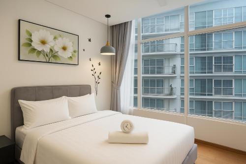 クアラルンプールにあるSky Suites KLCC By Tomの白いベッドと大きな窓のある寝室