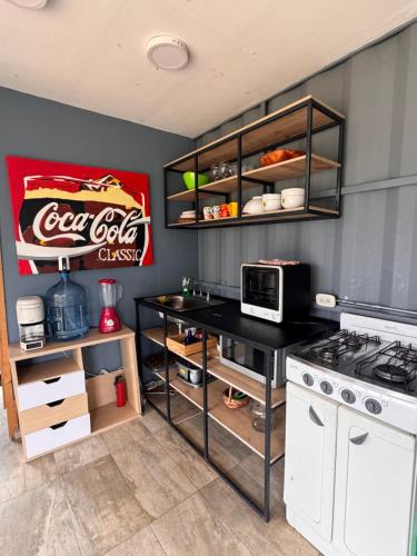 een keuken met een fornuis en een aanrechtblad bij Minicasas La Villa in Santa Sofía