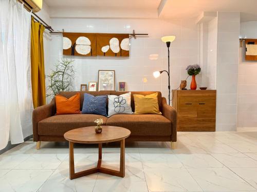 Χώρος καθιστικού στο Baan Suan Dok 2BR near Nimman