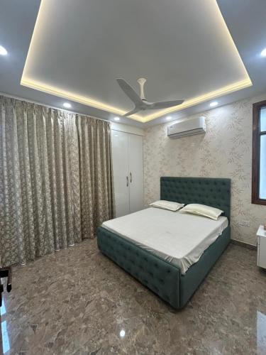 Un dormitorio con una cama grande en una habitación. en Noori, en Agra