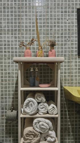 una mensola con asciugamani e un lavandino in bagno di By Lela a Tinogasta
