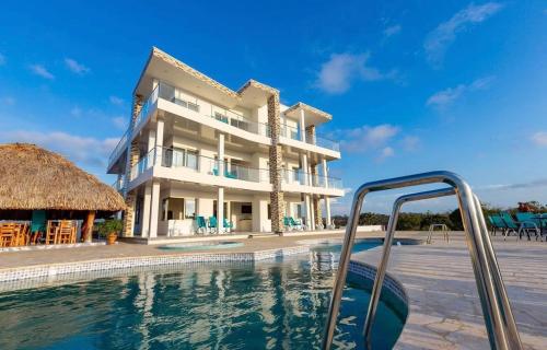 a resort with a swimming pool and a building at Hotel mirador Dubai in San Antero