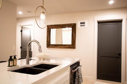 Fotografie z fotogalerie ubytování Luxury Spring Creek Condo with Hot Tub v destinaci Canmore