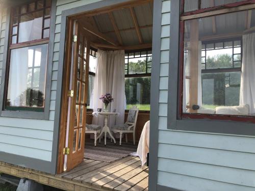 BuskirkにあるRunamuk Farm Camp with a View near the Adirondacksの台付きの家の間