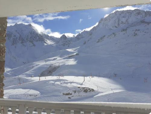 een uitzicht op een besneeuwde bergketen met besneeuwde bergen bij Hourquette in Bagnères-de-Bigorre