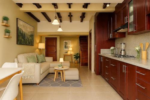 een keuken en woonkamer met een bank en een tafel bij Panoramic Loft Unique Windows and Views in Cuenca