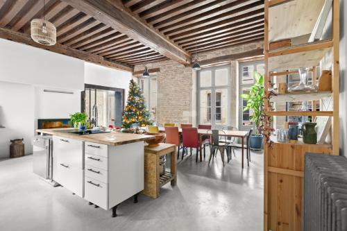 Una cocina abierta y un comedor con un árbol de Navidad en The Purple Courtyard, en Beaune