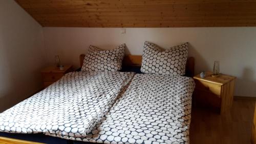 Un dormitorio con una cama grande con dos almohadas. en ZeitVergessen, en Krummhörn