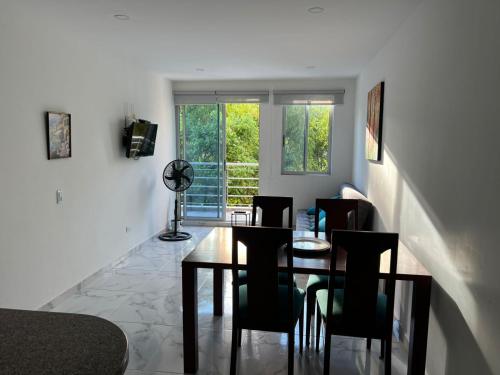 een eetkamer met een tafel en stoelen bij centrico Apartamento con piscina Anapoima in Anapoima