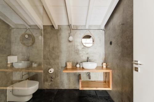 Koupelna v ubytování Quinta do Vale da Ermida - Private Heated Pool - by MET