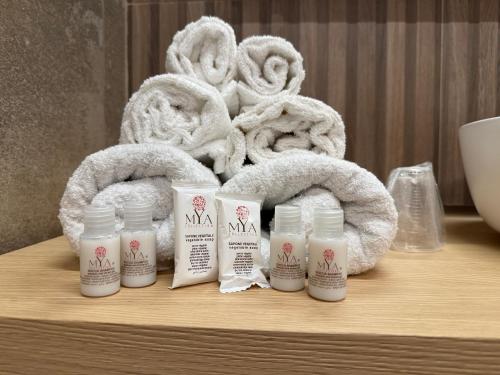a pile of towels and a pile of bottles of msg at Ludogà Luxury Suite in Trebisacce