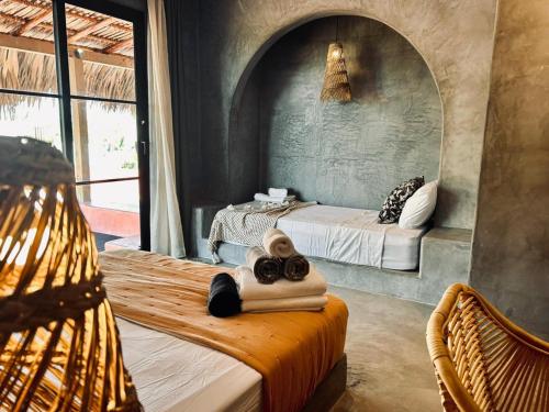 1 dormitorio con 2 camas y toallas en un sofá en Swell, en El Paredón Buena Vista