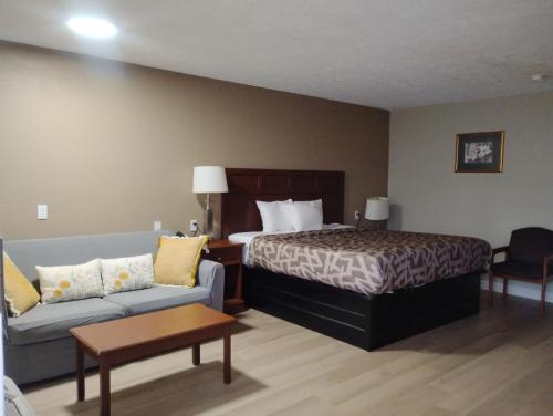 En eller flere senge i et værelse på Americana Inn - Henderson