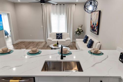 una cucina con lavello e un soggiorno di Palm Bliss 3 bed 2 bath stylish and cozy a Port Charlotte