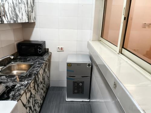 Kuchyň nebo kuchyňský kout v ubytování GRA Ikeja Lagos Luxury-Furnished 1BR Apartment, Family Friendly, 24hrs Eletric, WiFi