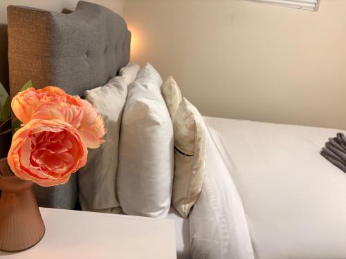 Ένα ή περισσότερα κρεβάτια σε δωμάτιο στο Vita House near Downsview and Yorkdale Shopping Center