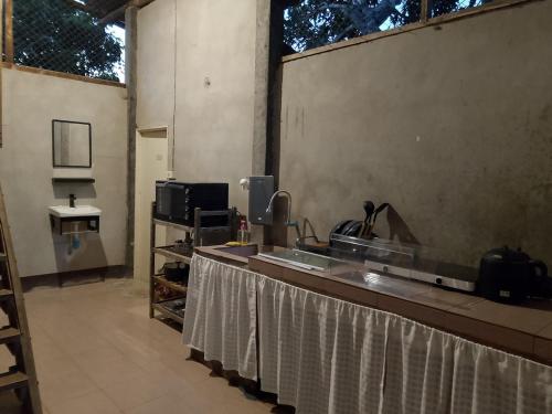 Køkken eller tekøkken på Baan Klang Na Wooden Retreat