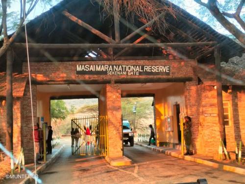 um prédio de tijolos com uma placa que diz centro de benefícios de resgate masimurciplinary em Oloiba Nkuti Lodge em Masai Mara