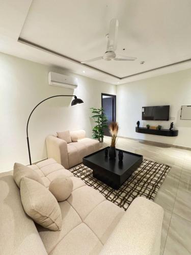 Posezení v ubytování Whispers of Gold - 1BHK - Zameen Aurum