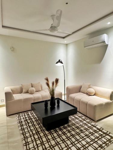 Posezení v ubytování Whispers of Gold - 1BHK - Zameen Aurum