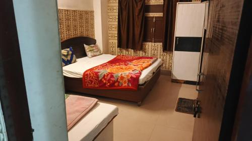 Ένα ή περισσότερα κρεβάτια σε δωμάτιο στο Hotel shiva near railway and bus station