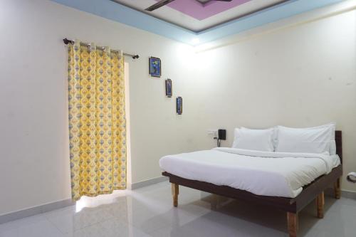 Postel nebo postele na pokoji v ubytování Hotel Royal Inn Dehu