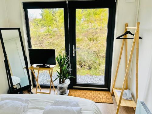 Ένα ή περισσότερα κρεβάτια σε δωμάτιο στο Eco-Friendly Highland Cabin with Mountain Views