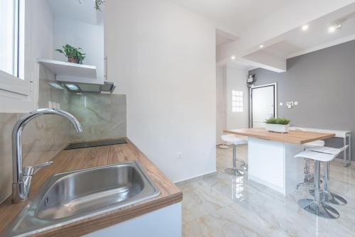 2 bedroom apt at Patisia metro station!
