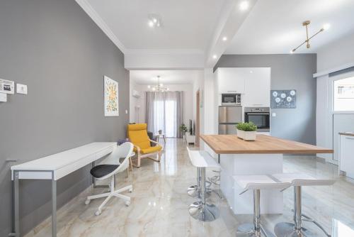 2 bedroom apt at Patisia metro station!