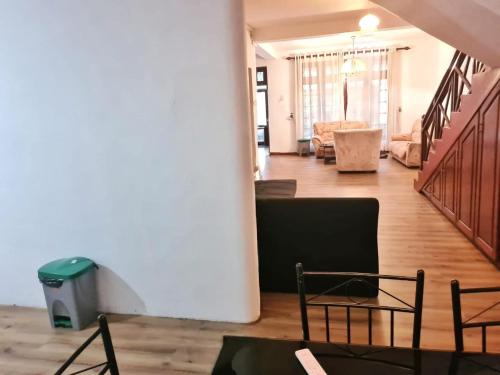 キャンディにあるRoamers ark kandyのソファとテーブルのあるリビングルーム