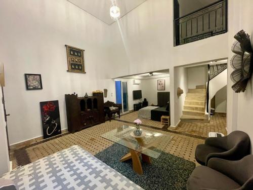 マラケシュにあるAu Riad Des Sultans - Marrakechのソファとテーブルのあるリビングルーム