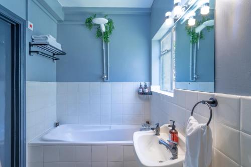 Ένα μπάνιο στο Serene Rustic & Earthy Luxury Stay