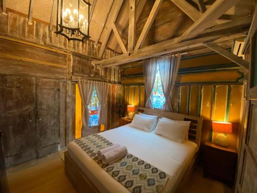 Ένα ή περισσότερα κρεβάτια σε δωμάτιο στο Secret Wooden Cabin - Magnolia