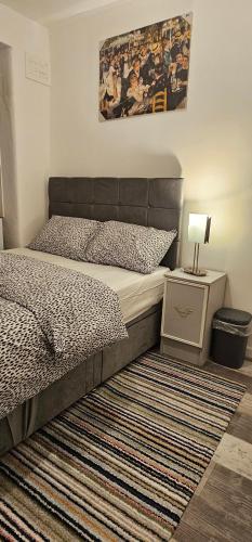 a bedroom with a bed and a rug at Heywhyjas in Manchester