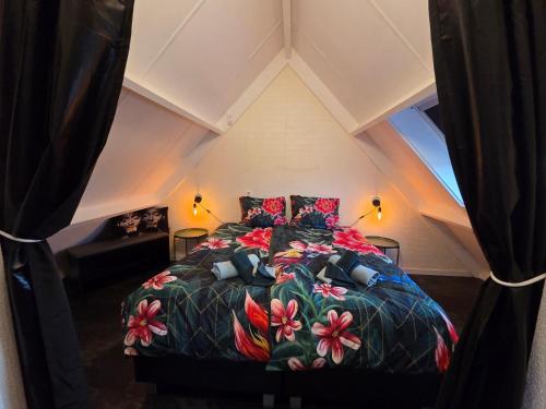 a bedroom with a large bed in a attic at Stay Rijn Tolkamer in Tolkamer
