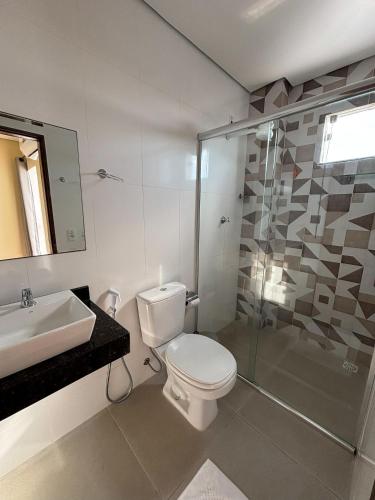 Un baño con inodoro, lavabo y ducha. en Sumaúma Hotel, en Tefé