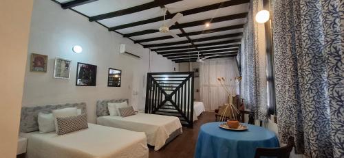 Un pat sau paturi într-o cameră la Hotel Casa de Las Palmas